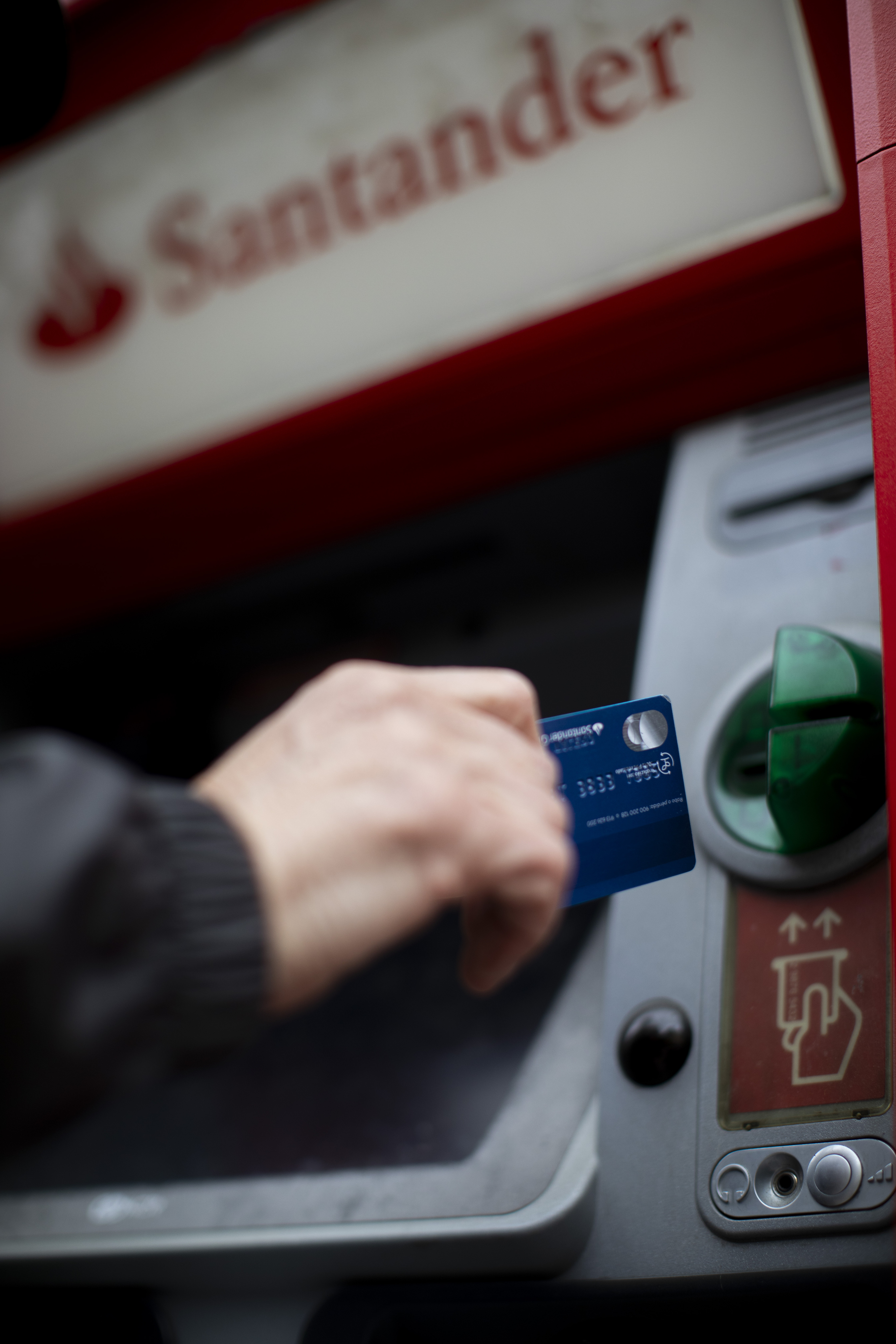 Una persona saca dinero de un cajero automtico.